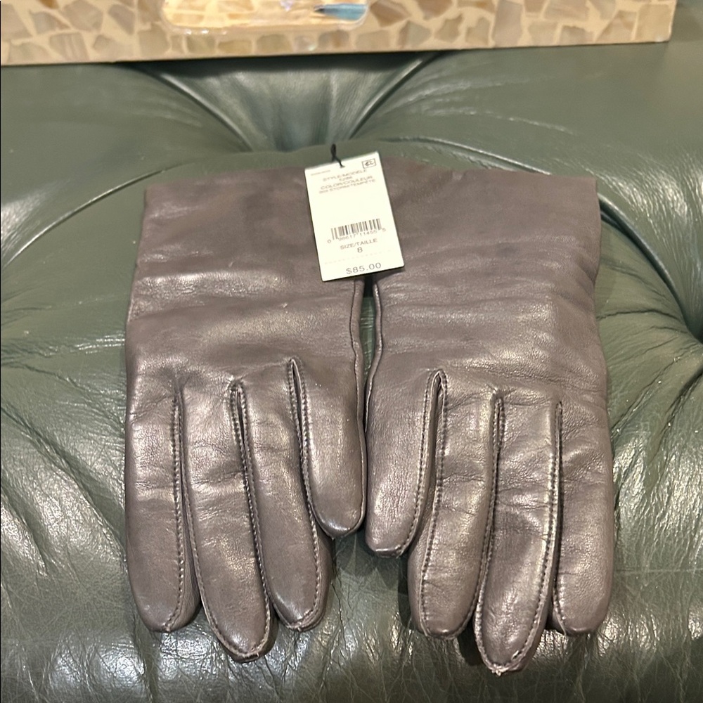 Ladies leather gloves.  Great color brown.